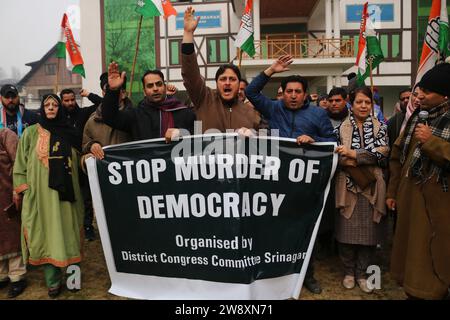 Srinagar Kaschmir, Indien. Dezember 2023. Mitglieder des Jammu und des Kaschmir Pradesh Congress Committee (JKPCC) schreien während eines Protestes in Srinagar Slogans. Die Proteste wurden gegen die Massenaussetzung von Oppositionsabgeordneten abgehalten, die eine Klarstellung über den jüngsten Sicherheitsverfall innerhalb des Parlaments forderten. Der Protest wurde vom All India Congress Committee über die "undemokratische Entscheidung" organisiert, die Oppositionsgesetzgeber aus dem Parlament zu suspendieren. Bis jetzt wurden 143 Abgeordnete in dieser Wintersitzung in Lok Sabha und Rajya Sabha suspendiert, die höchste in der indischen Parlamentsgeschichte. Dezember Stockfoto