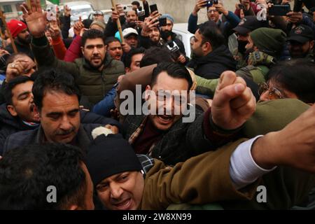 Srinagar Kaschmir, Indien. Dezember 2023. Mitglieder des Jammu und des Kaschmir Pradesh Congress Committee (JKPCC) schreien Slogans, während die Polizei versucht, sie während eines Protestes in Srinagar aufzuhalten. Die Proteste wurden gegen die Massenaussetzung von Oppositionsabgeordneten abgehalten, die eine Klarstellung über den jüngsten Sicherheitsverfall innerhalb des Parlaments forderten. Der Protest wurde vom All India Congress Committee über die "undemokratische Entscheidung" organisiert, die Oppositionsgesetzgeber aus dem Parlament zu suspendieren. Bis jetzt wurden 143 Abgeordnete in der Wintersitzung in Lok Sabha und Rajya Sabha suspendiert, die höchsten im indischen Parlament Stockfoto