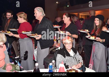 29. Weihnachtsfest für Obdachlose Franziska Giffey, Jonny Logan, Katy Karrenbauer, Simone Thomalla beim Verteilen des ESSENS 29 . Weihnachtsfeier für Obdachlose, OHNE FRANK ZANDER im Hotel Estrel Ankunft, in Berlin, am 22.12.2023 *** 29 Weihnachtsfeier für Obdachlose Franziska Giffey, Jonny Logan, Katy Karrenbauer, Simone Thomalla verteilt das Essen 29 Weihnachtsfeier für Obdachlose, OHNE FRANK ZANDER im Hotel Estrel Ankunft, in Berlin, am 22 12 2023 Photopress Mueller Stockfoto