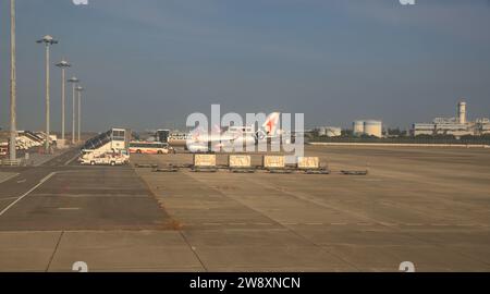 Bodenabfertigungsdienste am internationalen Flughafen KANSAI warten Ausrüstungen, Container- und Palettentransporter auf den Betrieb. Stockfoto