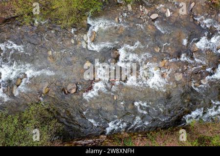Blick von oben auf den fließenden Bergfluss Stockfoto
