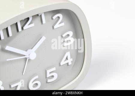 Billiger grauer Quarzwecker isoliert auf weißem Hintergrund. Stockfoto