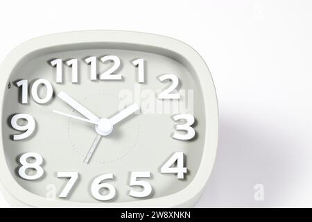 Billiger grauer Quarzwecker isoliert auf weißem Hintergrund. Stockfoto