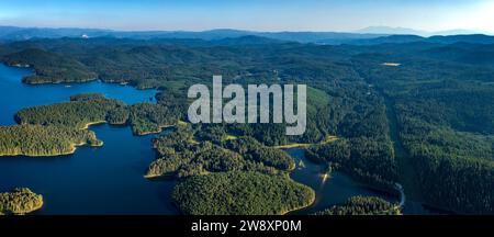 Luftpanorama von der Drohne mit blauem Wasser und grünem Wald. Stockfoto