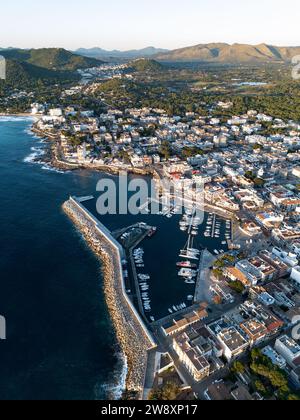 Cala Ratjada Luftaufnahme. Turistische Stadt auf Mallorca, Mittelmeer Stockfoto