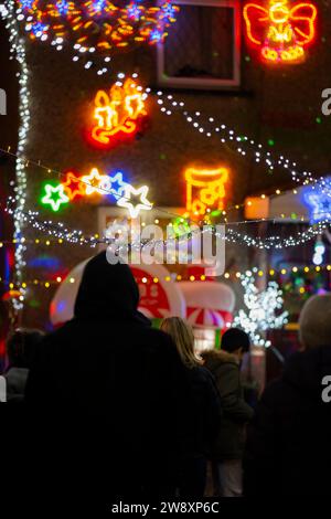 Lower Morden, Surrey, London, Großbritannien. Dezember 2023. Viele Bewohner der Lower Morden Lane schmücken jedes Jahr die Fassade ihrer Häuser. Besucher der Straße spenden an die Sammelboxen vor Ort und das Geld wird einem guten lokalen Zweck - dem Hospiz des Heiligen Raffael - zugeteilt. Quelle: Malcolm Park/Alamy Live News Stockfoto