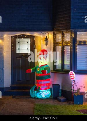 Lower Morden, Surrey, London, Großbritannien. Dezember 2023. Viele Bewohner der Lower Morden Lane schmücken jedes Jahr die Fassade ihrer Häuser. Besucher der Straße spenden an die Sammelboxen vor Ort und das Geld wird einem guten lokalen Zweck - dem Hospiz des Heiligen Raffael - zugeteilt. Quelle: Malcolm Park/Alamy Live News Stockfoto