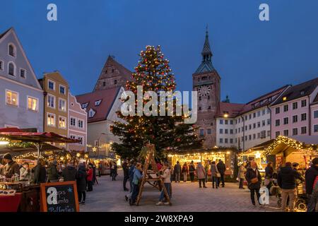 Weihnachtsmarkt am Abend auf dem Hauptplatz in Landsberg am Lech, Bayern, Deutschland Stockfoto