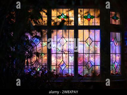 Lower Morden, Surrey, London, Großbritannien. Dezember 2023. Viele Bewohner der Lower Morden Lane schmücken jedes Jahr die Fassade ihrer Häuser. Besucher der Straße spenden an die Sammelboxen vor Ort und das Geld wird einem guten lokalen Zweck - dem Hospiz des Heiligen Raffael - zugeteilt. Quelle: Malcolm Park/Alamy Live News Stockfoto