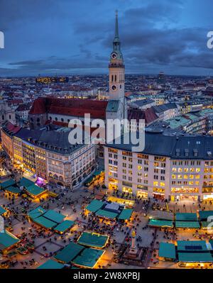 Blick vom Neuen Rathaus auf den Marienplatz und die Kirche St. Peter, Alter Peter, München, Bayern, Deutschland Stockfoto