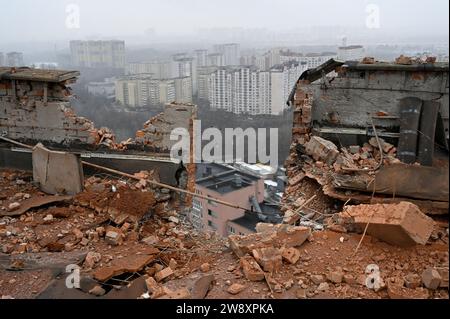 Kiew, Ukraine. Dezember 2023. Blick auf ein mehrstöckiges Wohngebäude, das durch Splitter einer abgestürzten Kamikaze-Drohne der russischen Armee in Kiew beschädigt wurde. Die russische Armee Griff die Ukraine mit Schahed-Drohnen an. Das ukrainische Militär behauptete, 24 von 28 russischen Drohnen zerstört zu haben. Quelle: SOPA Images Limited/Alamy Live News Stockfoto