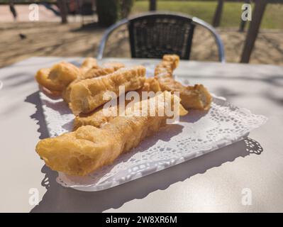 Ganz in der Nähe von Porra, ähnlich wie Churros, ist ein klassisches spanisches Frühstück, das mit heißer Schokolade oder Kaffee mit Milch serviert wird Stockfoto