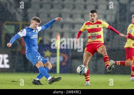 Wojciech Hajda (L) von Puszcza Niepolomice und Rui Filipe da Cunha Nene von Jagiellonia Bialystok (R) wurden während des Fußballspiels der PKO Bank Polski Ekstraklasa zwischen Puszcza Niepolomice und Jagiellonia Bialystok im Marshal Józef Pi?sudski Stadion gesehen. Puszcza Niepolomice 3: 3 Jagiellonia Bialystok. Stockfoto