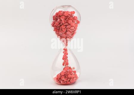 Realistisches 3D-Rendering von Blut oder Anämie. Sanduhr, Blutzellen-Timer, Blutzellen-Uhr isoliert auf weißem Hintergrund. 3D-Abbildung. Schließen Stockfoto