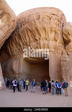 Europäische Tourgruppe, die den Diwan in Hegra auf einer Reise durch Alula in Saudi-Arabien besucht Stockfoto