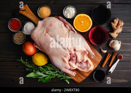 Weihnachtsgebratene Ente mit Cranberry-Orange-Glasur Zutaten: Ganze Ente, frische Kräuter und andere Zutaten zum Rösten einer glasierten ganzen Ente Stockfoto