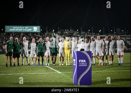 Dschidda, Saudi-Arabien. Dezember 2023. Al Ahli Sports Club JEDDAH, SAUDI-ARABIEN - 21. DEZEMBER: Spieler posieren nach dem Saudi Legends and World Legends Match im Al Ahli Sports Club am 21. Dezember 2023 in Dschidda, Saudi-Arabien. (Foto: Alexandre Neto/SPP) (/SPP) Credit: SPP Sport Press Photo. /Alamy Live News Stockfoto