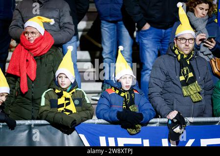 Venlo, Niederlande. Dezember 2023. VENLO, NIEDERLANDE - 22. DEZEMBER: Fans des VVV Venlo beim niederländischen Keuken Kampioen Divisie Spiel zwischen VVV-Venlo und SC Telstar im Covebo Stadion - de Koel am 22. Dezember 2023 in Venlo, Niederlande. (Foto: Broer van den Boom/Orange Pictures) Credit: Orange Pics BV/Alamy Live News Stockfoto