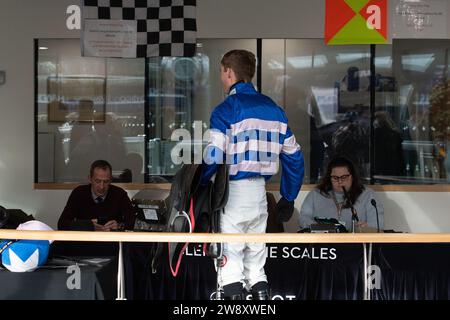 Ascot, Berkshire, Großbritannien. Dezember 2023. Jockey Harry Cobden im Wiegezimmer, nachdem er auf dem Pferd Welcom zu Cartries reitet und das Howden Maiden Race auf der Ascot Racecourse am Howden Christmas Racing Weekend gewonnen hat. Besitzerin Mrs. Johnny de la Hey. Trainer Paul Nicholls, Ditcheat. Züchter T Eluard & G Eluard. Sponsor Der Morson Group. Quelle: Maureen McLean/Alamy Live News Stockfoto