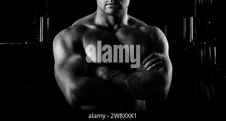 Der Gewichtheber posiert vor der Kamera mit überkreuzten Armen über der Brust. Vorderansicht Stockfoto