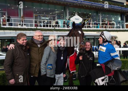 Ascot, Berkshire, Großbritannien. Dezember 2023. Horse Let IT Rain, geritten von Jockey Harry Skelton, gewinnt das Thames Materials Open National Hunt Flat Race bei Ascot Races am Howden Christmas Racing Weekend. Besitzer Christophr Greenall. Trainer Dan Skelton. Züchter R F Bailey. Sponsor Ladbrokes, Air Ambulance Service (Warwickshire & Northamptonshire). Quelle: Maureen McLean/Alamy Live News Stockfoto