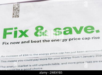 Dezember 2023. Eine Erhöhung der Energiepreisobergrenze wurde angekündigt. Im Bild: Ein Brief von OVO Energy mit dem Titel Fix & Save, in dem vorgeschlagen wird, 2024 auf einen Festtarif umzustellen, um Geld zu sparen und die Budgetsicherheit zu gewährleisten. Stockfoto