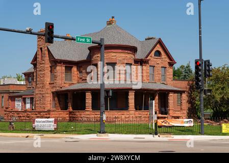 DeKalb, Illinois - USA - 15. August 2023: Villa im romanischen Revival im Zentrum von DeKalb, Illinois, USA. Stockfoto