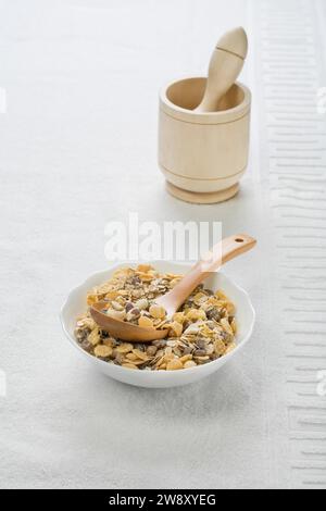 Schüssel mit Müsli und Mörtel Stockfoto