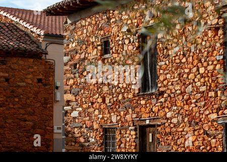 Häuser, Fenster und Fassaden aus rotem Kalkstein, typisch für die Region La Maraguatería in Castilla y León, Spanien Stockfoto