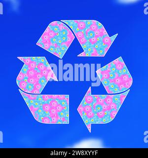 Das universelle Recycling-Symbol. Es ist ein international anerkanntes Symbol für Recycling. Vor blauem Himmel. Stockfoto