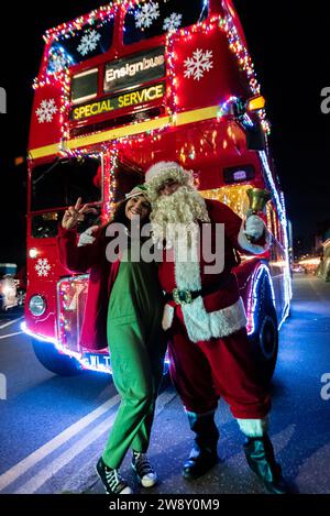 WESTERN Esplanade, Southend on Sea, Essex, Großbritannien. Dezember 2023. Im Vorfeld der Weihnachtsfeiertage bereiste die Busgesellschaft Ensignbus ihre Ziele in Essex mit einem beleuchteten „SantaBus“ mit dem Weihnachtsmann an Bord, der an bestimmten Haltestellen Geschenke an Kinder verteilt. Heute Abend fuhr der Bus von Leigh on Sea aus und fuhr durch Westcliff und Southend Stockfoto
