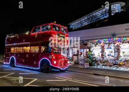 WESTERN Esplanade, Southend on Sea, Essex, Großbritannien. Dezember 2023. Im Vorfeld der Weihnachtsfeiertage bereiste die Busgesellschaft Ensignbus ihre Ziele in Essex mit einem beleuchteten „SantaBus“ mit dem Weihnachtsmann an Bord, der an bestimmten Haltestellen Geschenke an Kinder verteilt. An diesem Abend fuhr der Bus von Leigh on Sea aus durch Westcliff und Southend, mit einem Halt an der Western Esplanade der Stadt und vorbei an einem Restaurant am Meer Rossi Stockfoto