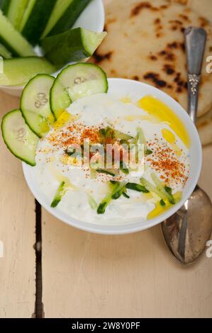 Arabischer Salatit laban wa kh'yar Khyar BI Laban Ziegenjoghurt und Gurkensalat, Lebensmittelfotografie Stockfoto