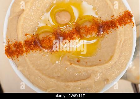 Traditionelle Kichererbsen Hummus mit Pfefferminzöl und Paprika, Lebensmittelfotografie Stockfoto