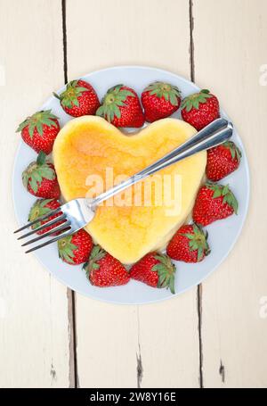 Herzförmiger Käsekuchen mit Erdbeeren, idealer Kuchen für valentinstag, Lebensmittelfotografie Stockfoto