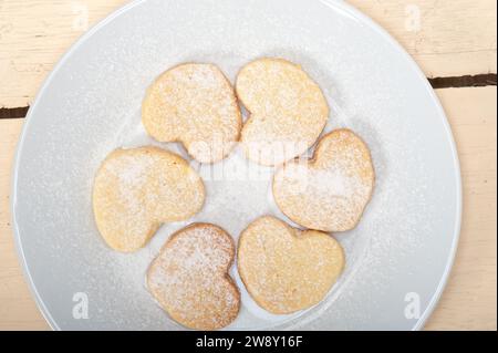 Frisch gebackenes, herzförmiges Shortbread-Kekse zum valentinstag, Lebensmittelfotografie Stockfoto