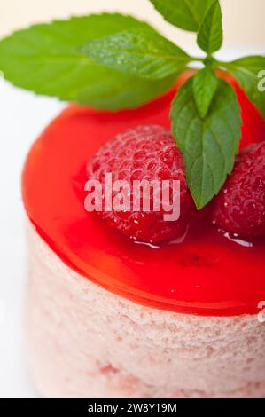 Frische Himbeerkuchen Mousse Dessert runde Form mit Minzblättern, Lebensmittelfotografie Stockfoto