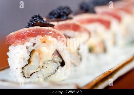 Makroaufnahme der Auswahl an frischen Sushi-Kombinationen, Lebensmittelfotografie Stockfoto