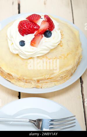 Crepe Pancake Kuchen mit Schlagsahne und Erdbeere oben, Lebensmittelfotografie Stockfoto