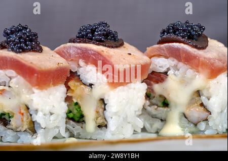 Makroaufnahme der Auswahl an frischen Sushi-Kombinationen, Lebensmittelfotografie Stockfoto