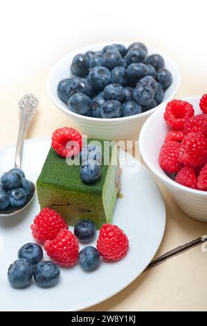 Grüner Tee Matcha Mousse Kuchen mit Himbeeren und Heidelbeeren oben, Lebensmittelfotografie, Lebensmittelfotografie Stockfoto