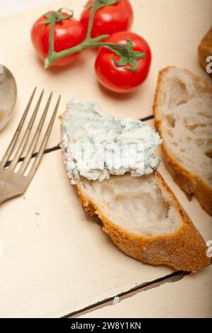 Frischer Blauschimmelkäseaufstrich oder französisches Baguette mit Kirschtomaten auf der Seite, Lebensmittelfotografie, Lebensmittelfotografie Stockfoto