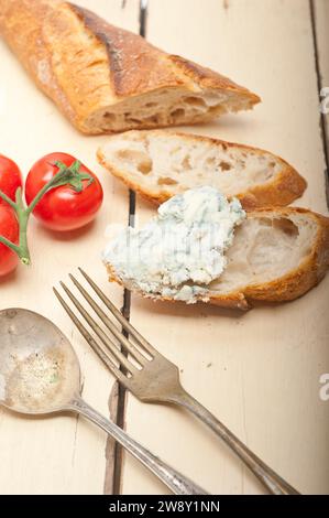 Frischer Blauschimmelkäseaufstrich oder französisches Baguette mit Kirschtomaten auf der Seite, Lebensmittelfotografie, Lebensmittelfotografie Stockfoto