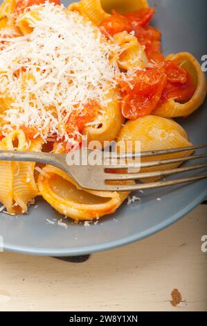 Italienische Schneckenlumaconi-Pasta mit Zutaten aus reifer Kirschtomaten-Sauce, Lebensmittelfotografie, Lebensmittelfotografie Stockfoto