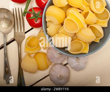 Italienische Schneckenlumaconi-Pasta mit Zutaten aus reifer Kirschtomaten-Sauce, Lebensmittelfotografie, Lebensmittelfotografie Stockfoto