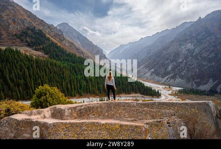 Wanderer genießen den Blick auf das Ala Archa Tal vom Aussichtspunkt auf Broken Heart Rock, herbstliche Berglandschaft, Bergbach Ak Say und Ala Stockfoto