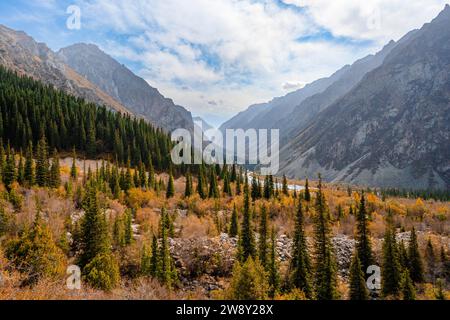 Herbstliche Berglandschaft des Ala Archa Tals, Ala Archa Nationalpark, Khirgiz Ala-Too Berge, Chuy Region, Kirgisistan Stockfoto