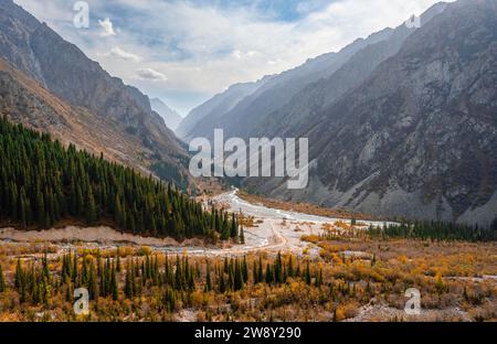 Blick in das Ala Archa Tal, herbstliche Berglandschaft, Bergbach Ak Say und Ala Archa, Ala Archa Nationalpark, Khirgiz Ala-Too Stockfoto