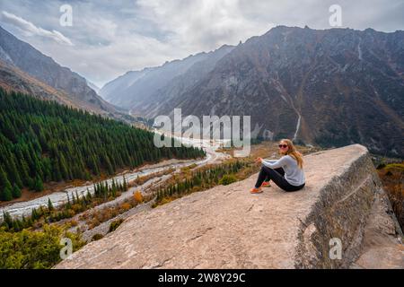 Wanderer genießen den Blick auf das Ala Archa Tal vom Aussichtspunkt auf Broken Heart Rock, herbstliche Berglandschaft, Bergbach Ak Say und Ala Stockfoto