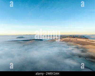 Luftaufnahme des nebelbedeckten Alten Postwegs bei Leipferdingen bei Sonnenaufgang, Hegau, Landkreis Konstanz, Baden-Württemberg, Deutschland Stockfoto